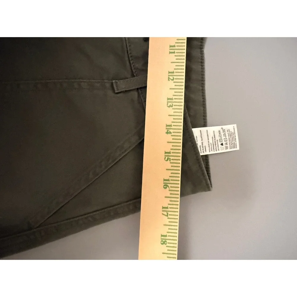 Signature Levi Strauss Womens Everyday Shorts Olive Green Twill Size 8 W29